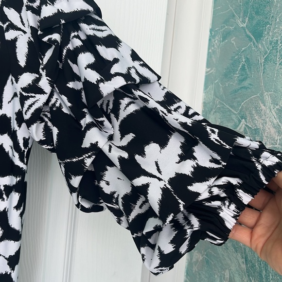 Boat Neck Tiered Sleeves Top - Picture 3 of 7